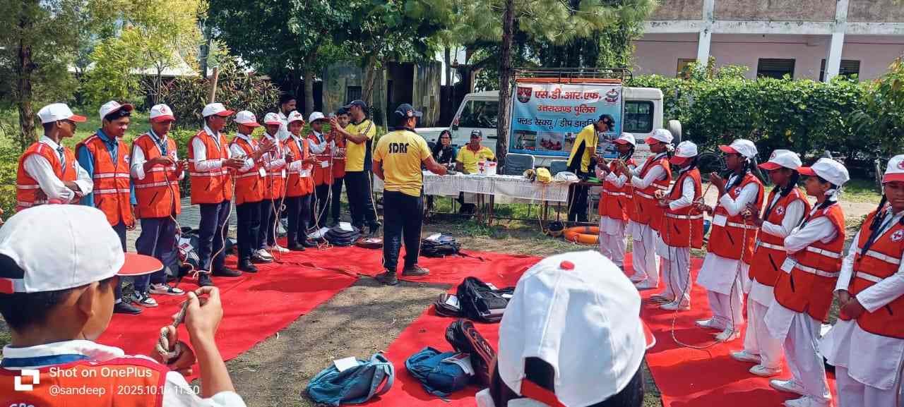 रेडक्रॉस प्रशिक्षण के तीसरे दिन SDRF टीम ने विद्यार्थियों को सिखाए जीवन रक्षक उपाय
