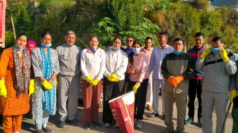 साफ-सुथरी टिहरी की ओर एक और कदम: डीएम-पालिका अध्यक्ष की अगुवाई में चला सफाई अभियान