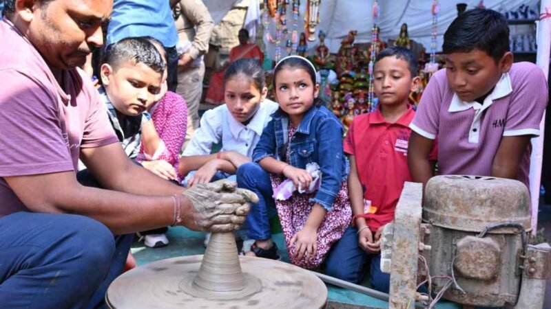 विरासत महोत्सव में नन्हे मुन्ने बच्चों ने सीखे मिट्टी के बर्तन,पतंग व अन्य क्राफ्ट आइटम बनाने की विधि