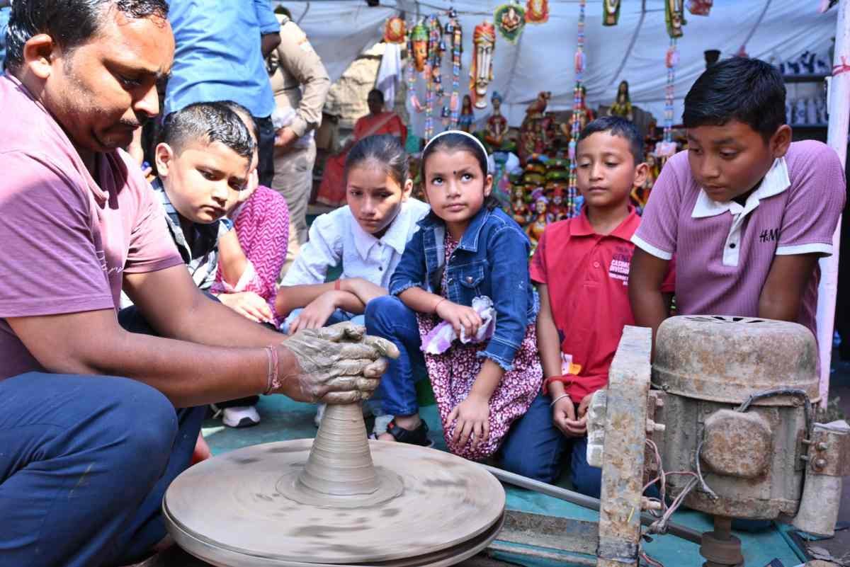 विरासत महोत्सव में नन्हे मुन्ने बच्चों ने सीखे मिट्टी के बर्तन,पतंग व अन्य क्राफ्ट आइटम बनाने की विधि