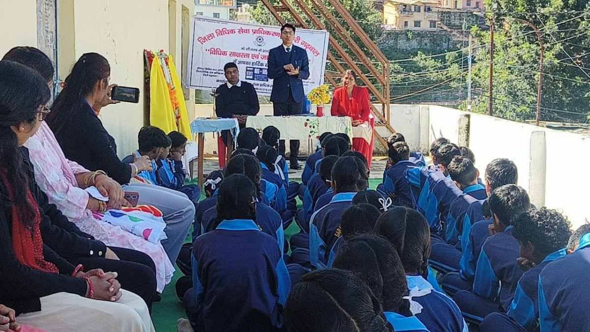 सरस्वती बालिका विद्या मंदिर में विधिक जनजागरूकता शिविर आयोजित