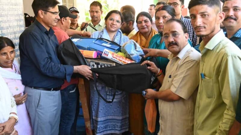 डीएम टिहरी ने बच्चों के मनोबल को बढ़ाया: रगड़ गांव में खेल एवं लेखन सामग्री की वितरित
