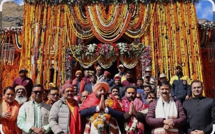 राज्यपाल ने बदरीनाथ धाम में की पूजा-अर्चना: राज्य और देश की सुख-समृद्धि की कामना की