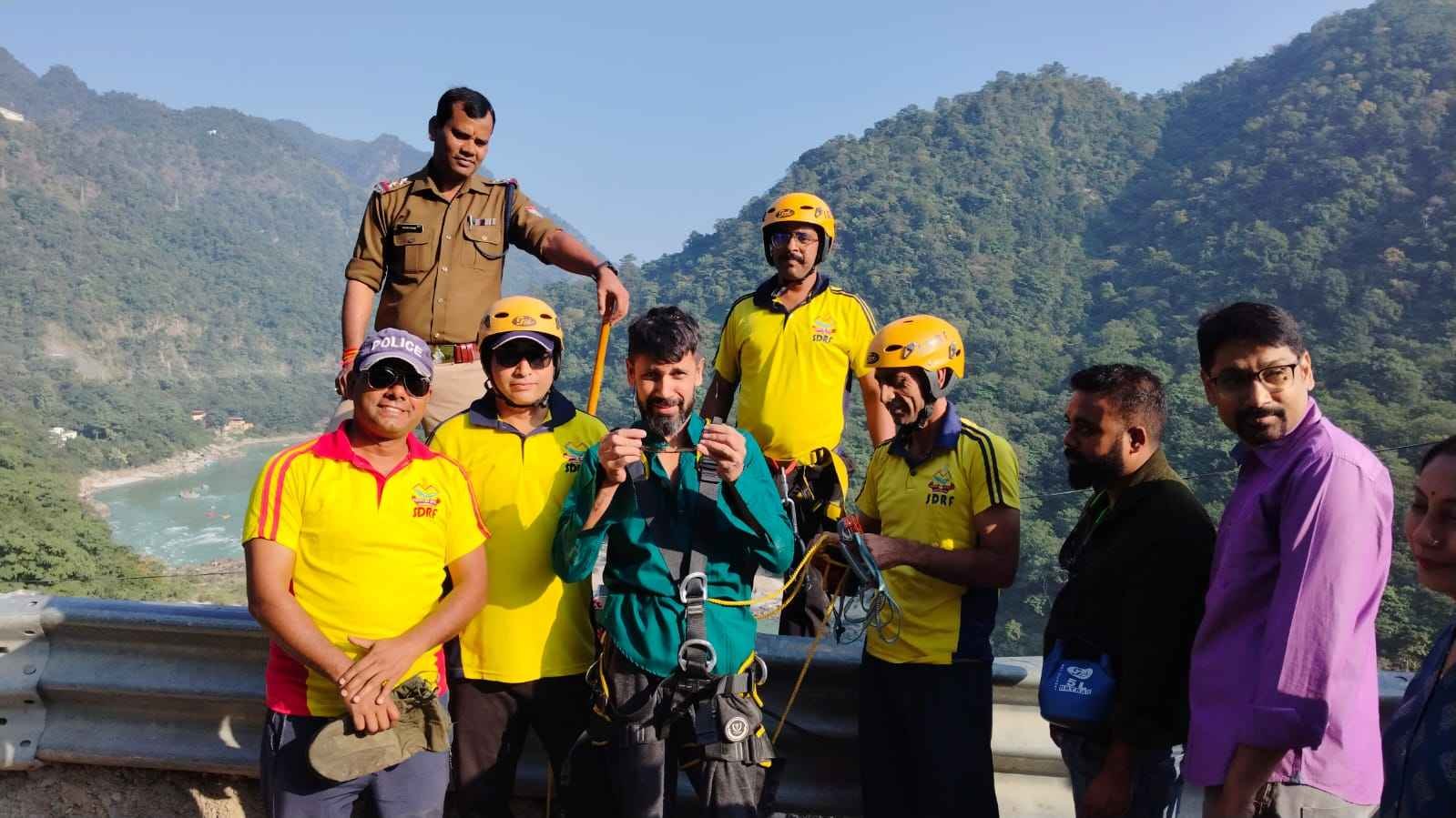 तपोवन के पास खाई में गिरे व्यक्ति को SDRF ने सुरक्षित निकाला