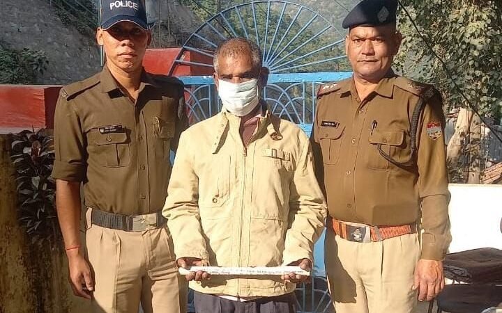 कार चालक पर जानलेवा हमला करने वाला ट्रक चालक गिरफ्तार, घटना में प्रयुक्त लोहे की रोड बरामद