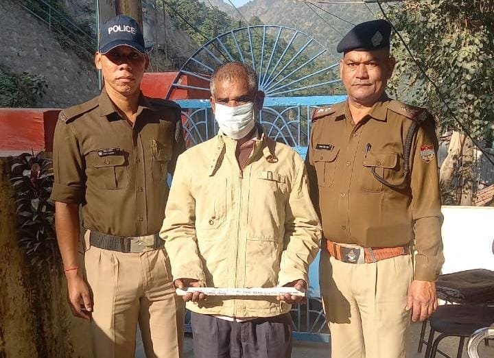 कार चालक पर जानलेवा हमला करने वाला ट्रक चालक गिरफ्तार, घटना में प्रयुक्त लोहे की रोड बरामद