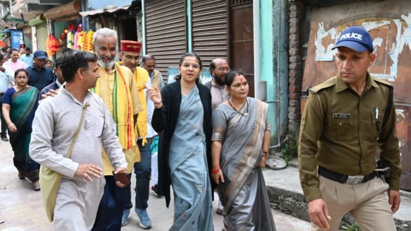 डीएम टिहरी ने किया देवप्रयाग संगम घाट क्षेत्र का निरीक्षण