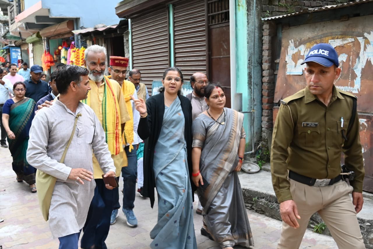 डीएम टिहरी ने किया देवप्रयाग संगम घाट क्षेत्र का निरीक्षण