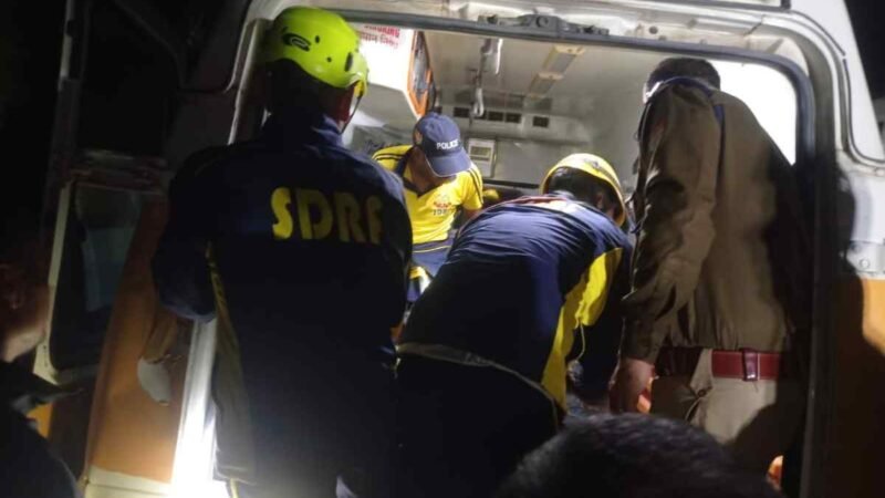 कोटद्वार में बड़ा हादसा: गहरी खाई में गिरी कार, SDRF ने चार युवकों को बचाया