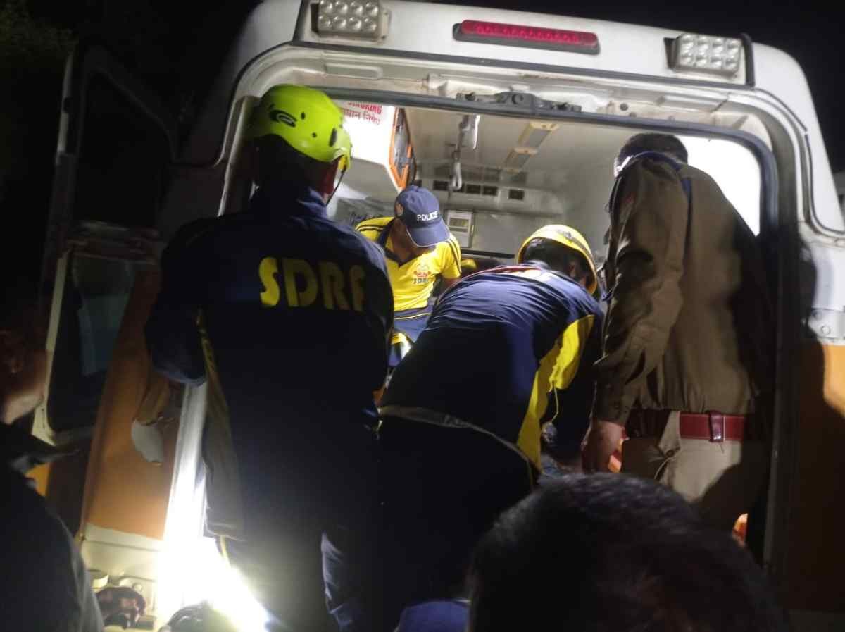 कोटद्वार में बड़ा हादसा: गहरी खाई में गिरी कार, SDRF ने चार युवकों को बचाया