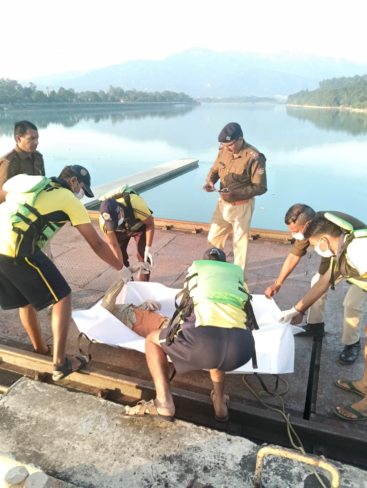 पशुलोक बैराज में मिला अज्ञात व्यक्ति का शव, SDRF टीम ने निकाला बाहर