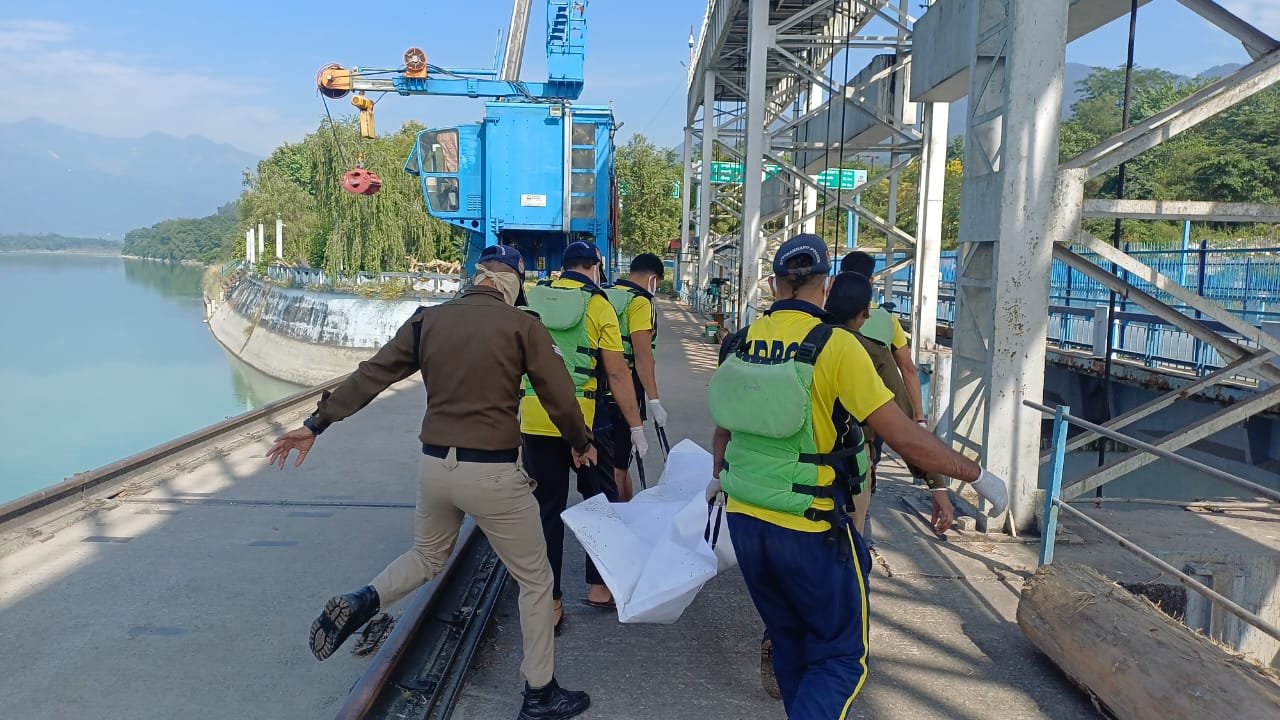 पशुलोक बैराज में मिला अज्ञात महिला का शव, एसडीआरएफ टीम ने निकाला बाहर
