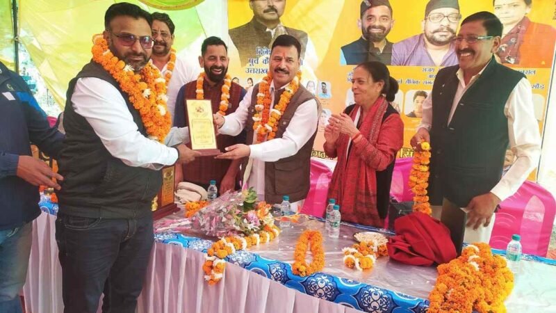 पंचायत प्रतिनिधियों का किया सम्मान: विकास के मुद्दों पर एकजुट होने का लिया संकल्प