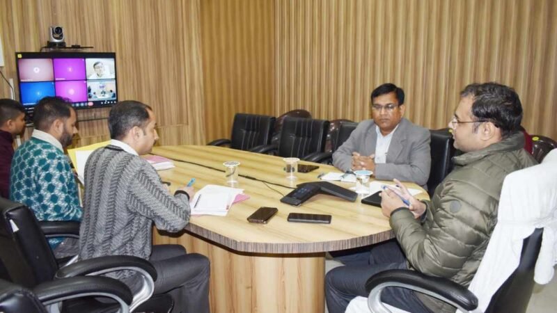 हेमकुंड और औली रोपवे परियोजनाओं की प्रगति पर डीएम ने ली समीक्षा बैठक, भूमि हस्तांतरण प्रक्रिया तेज करने के निर्देश