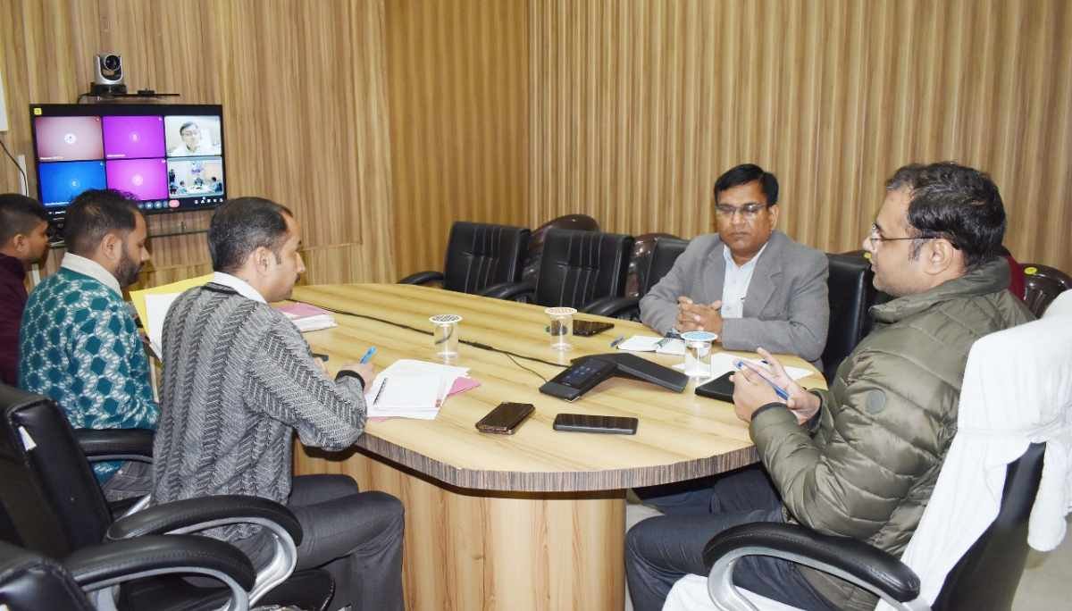 हेमकुंड और औली रोपवे परियोजनाओं की प्रगति पर डीएम ने ली समीक्षा बैठक, भूमि हस्तांतरण प्रक्रिया तेज करने के निर्देश